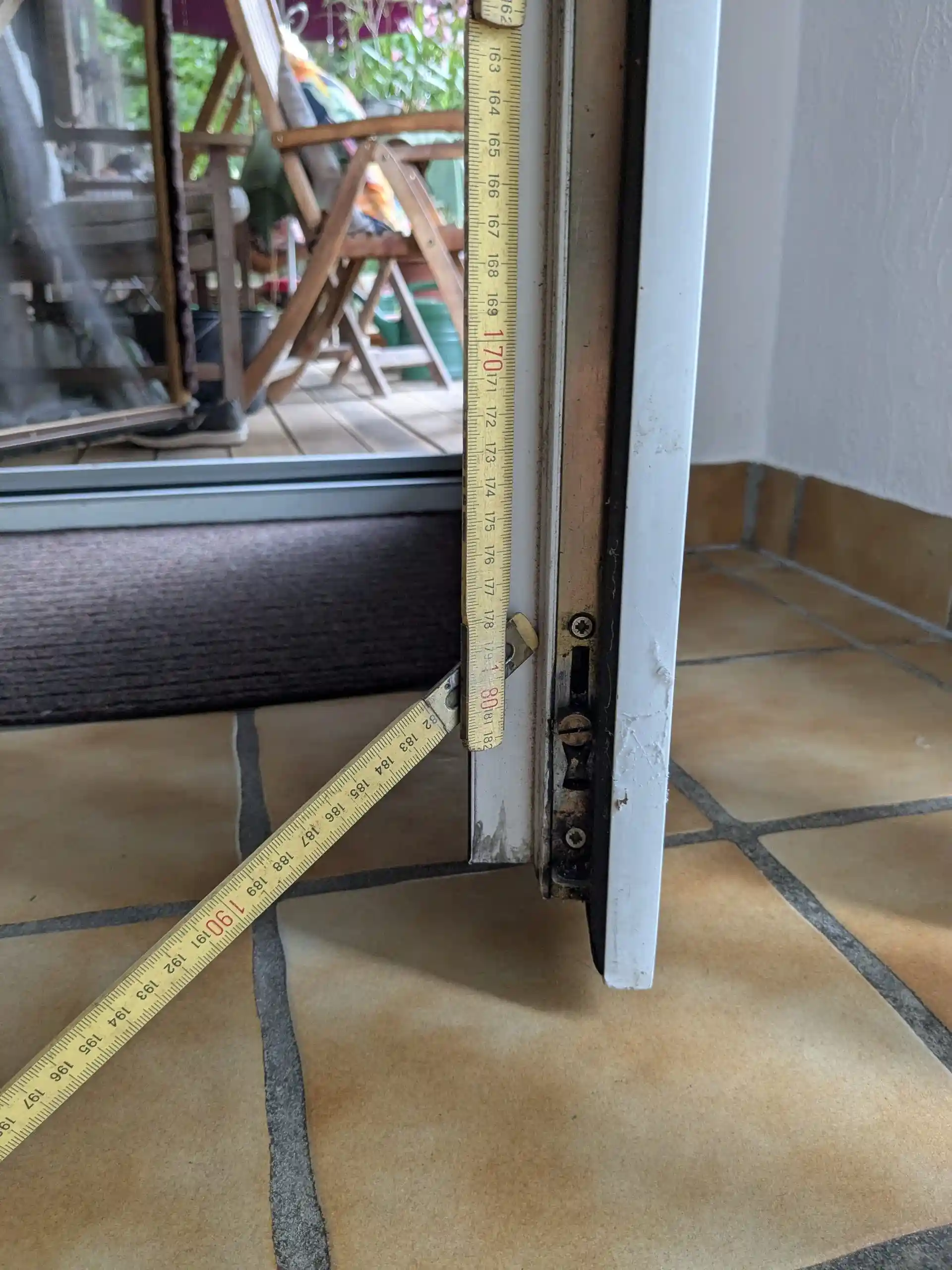 Symbolbild: Einbruch über Wintergartentür – typische Hebelspur an Türprofil und Beschlag